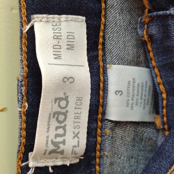 Women's Mudd size 3 dark wash 5 button cuff short - Picture 2 of 5